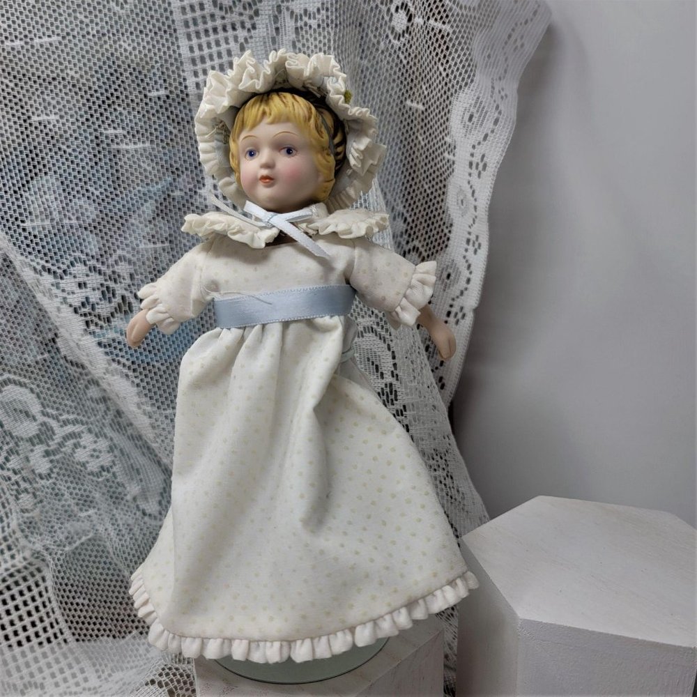 Avon Porcelain 1983 Cloth Dot Dress With Stand - Picture 3 of 10